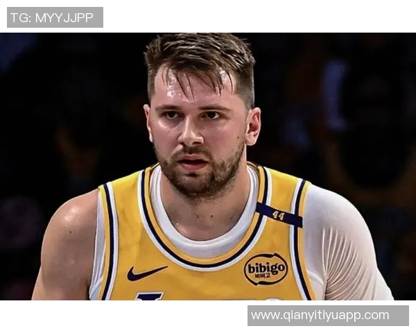 东契奇伤病状态升级为出战成疑明日能否回归NBA杯成焦点 东契奇伤病状态升级为出战成疑明日能否回归NBA杯成焦点